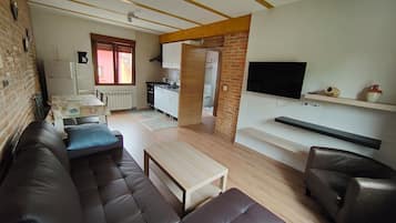 Apartamento Confort, 2 habitaciones, no fumadores | Zona de estar | Smart TV de 42 pulgadas con canales digitales