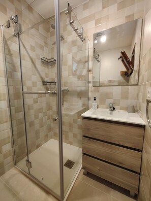 Comfort-Apartment, 3 Schlafzimmer, Nichtraucher, Gartenblick | Badezimmer | Dusche, Handtücher, Seife, Shampoo