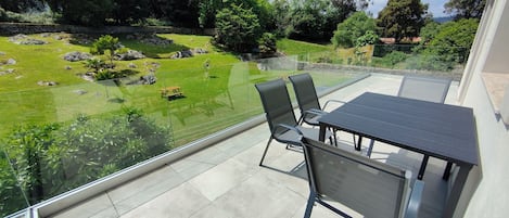 Comfort Apartment, 3 Bedrooms, Non Smoking, Garden View | Outdoor dining