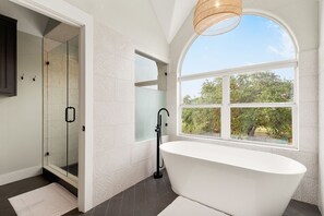 Shower, hair dryer, towels, shampoo - Stargazing+Pool+HotTub+GameRoom+PlayRoom•Sleeps18 (Wimberley)