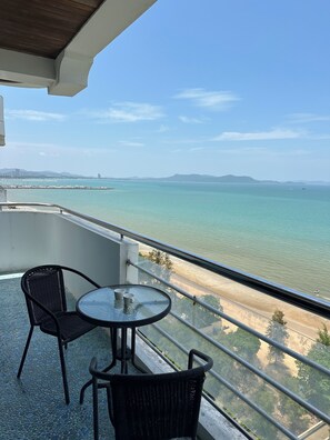 Outdoor dining - 180 sqm 3 bedroom condo with amazing oceanfront view (Chon Buri)