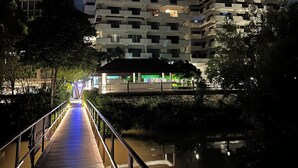 Un immeuble à plusieurs étages doté d’une architecture moderne, avec des balcons et un hall d’entrée bien éclairé.
