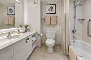 Standardzimmer | Badezimmer | Kostenlose Toilettenartikel, Haartrockner, Handtücher, Seife