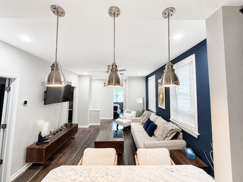 Welcome to this four bedroom, two bathroom apartment located in the neighborhood of Lakeview.
