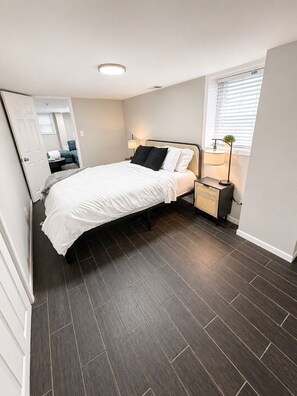 Desk, iron/ironing board, WiFi, bed sheets - Welcome to this four bedroom, two bathroom apartment located in the neighborhood of Lakeview. (Chicago)