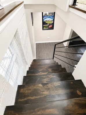 Interior - Welcome to this four bedroom, two bathroom apartment located in the neighborhood of Lakeview. (Chicago)