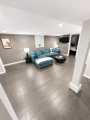 Interior - Welcome to this four bedroom, two bathroom apartment located in the neighborhood of Lakeview. (Chicago)