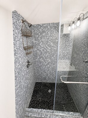 Hair dryer, towels - Welcome to this four bedroom, two bathroom apartment located in the neighborhood of Lakeview. (Chicago)
