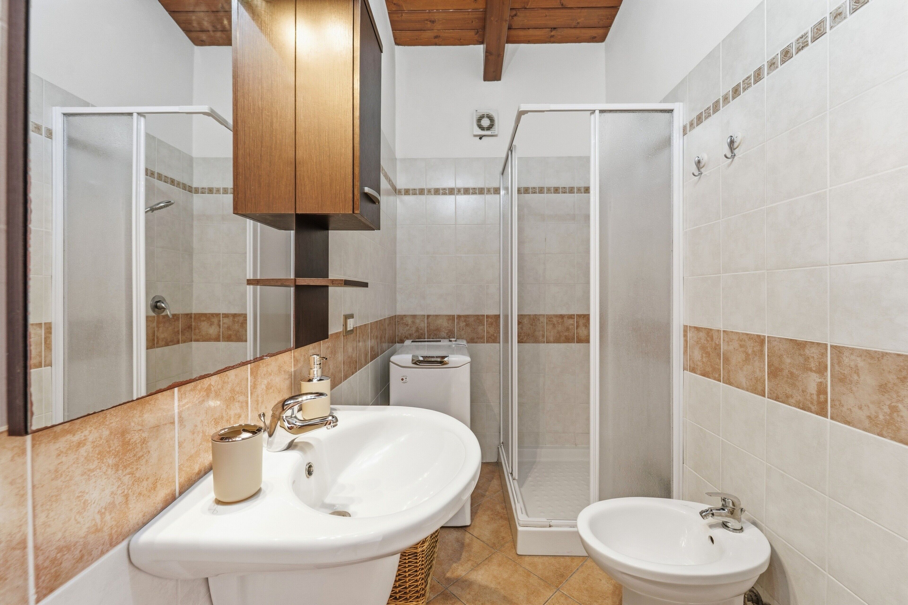 Un baño con lavabo, inodoro y ducha.