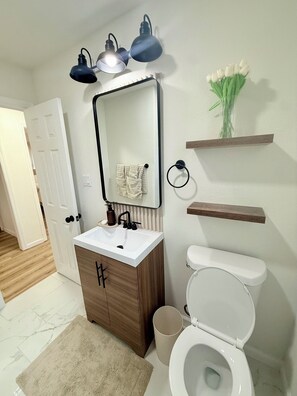Haartrockner, Handtücher, Seife, Toilettenpapier