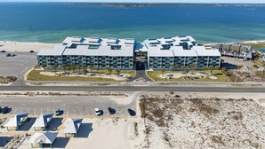 Ein Hotel in Küstennähe mit modernem Design, das einen zentralen Innenhof und viele Balkone bietet.