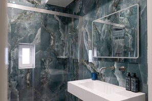 Shower, hair dryer, bidet, towels - Almarea Suites Corte by Wonderful Italy (Bari)