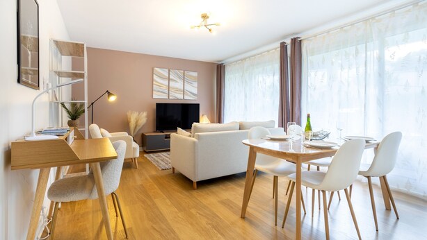 A modern living room with a sofa, TV, dining table, and chairs. - Apartment “Ty Heol – Balcony and Near Center” with Balcony and Wi-Fi (Quimper)