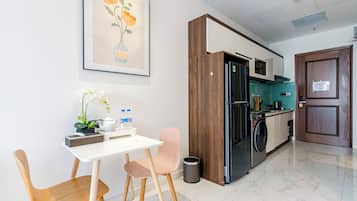 Apartamento, 1 quarto, vista para a cidade | Cozinha privada | Geladeira, micro-ondas, fogão, cooktop