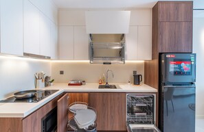 Appartement, 2 chambres, balcon, vue ville | Cuisine privée | Réfrigérateur, micro-ondes, four, plaque de cuisson