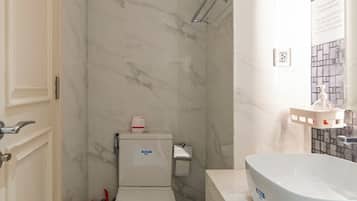 Apartamento, 1 quarto, vista para a cidade | Banheiro | Produtos de toalete grátis, secador de cabelo, chinelos