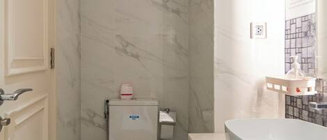 Appartement, 1 chambre, vue sur la ville | Salle de bain | Articles de toilette (gratuits), séchoir à cheveux, pantoufles