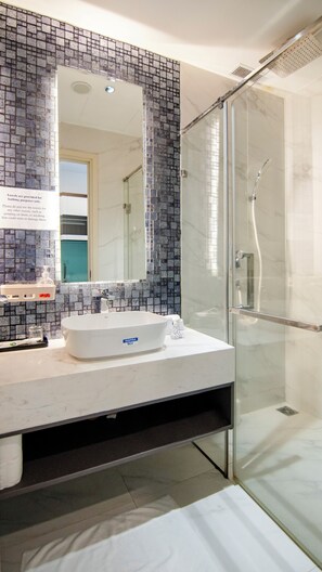Apartment, 1 Schlafzimmer, Stadtblick | Badezimmer | Kostenlose Toilettenartikel, Haartrockner, Hausschuhe, Handtücher