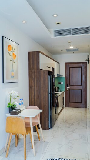 Appartement, 1 chambre, vue ville | Cuisine privée | Réfrigérateur, micro-ondes, four, plaque de cuisson