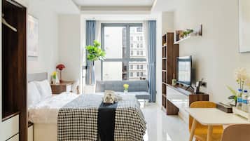 Apartemen, 1 kamar tidur, pemandangan kota | Meja kerja, tirai kedap cahaya, setrika/meja setrika, dan Wi-Fi gratis
