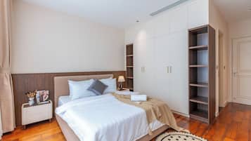 Apartamento, 2 quartos, sacada, vista para a cidade | Escrivaninha, cortinas blackout, ferros/tábuas de passar roupa