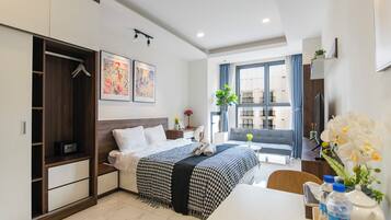 Departamento, 1 habitación, vista a la ciudad | Escritorio, cortinas blackout y tabla de planchar con plancha