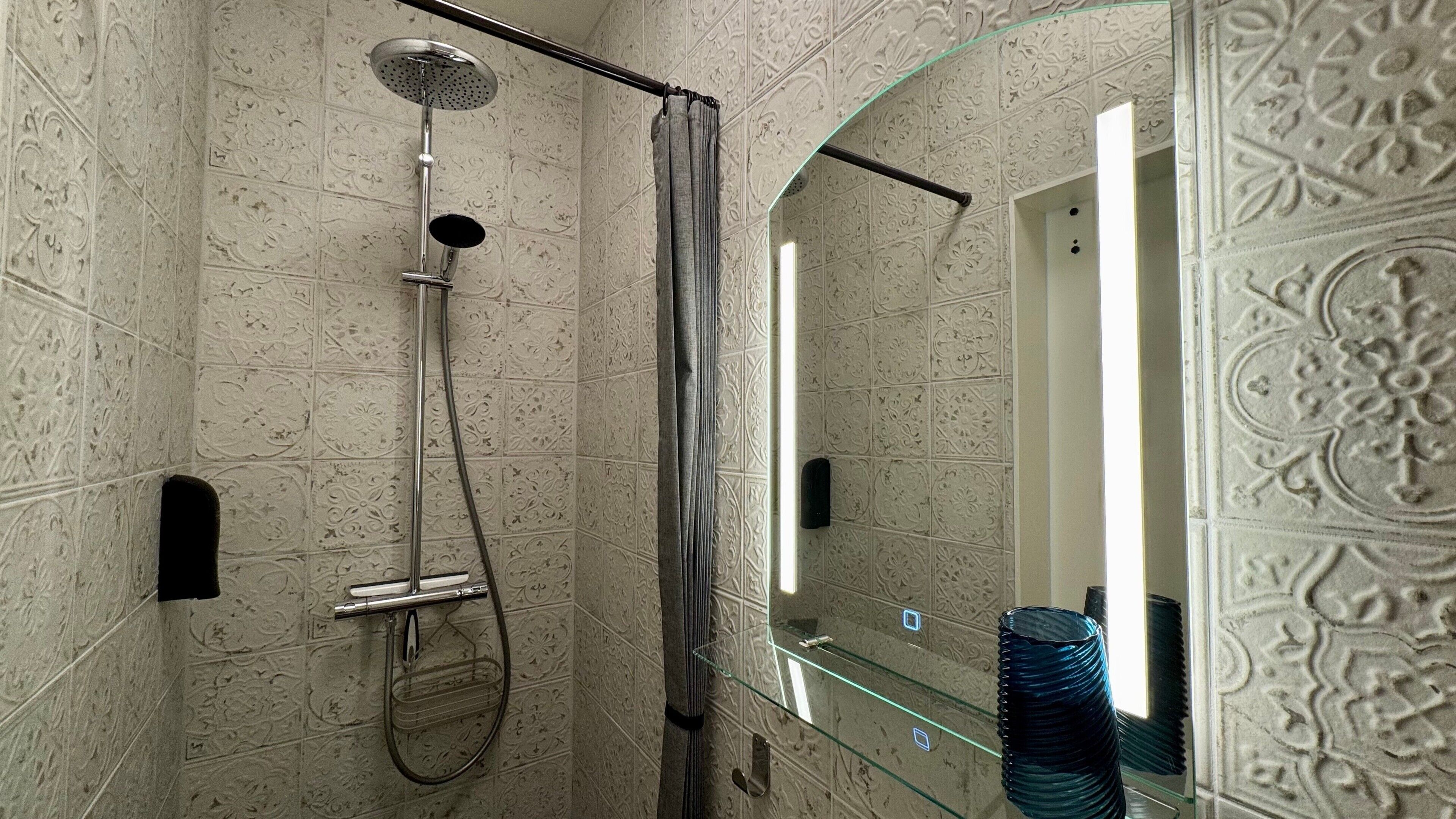 Een douche, handdoeken