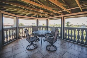 Outdoor dining - Beach Escape, Family Home (Holmes Beach)