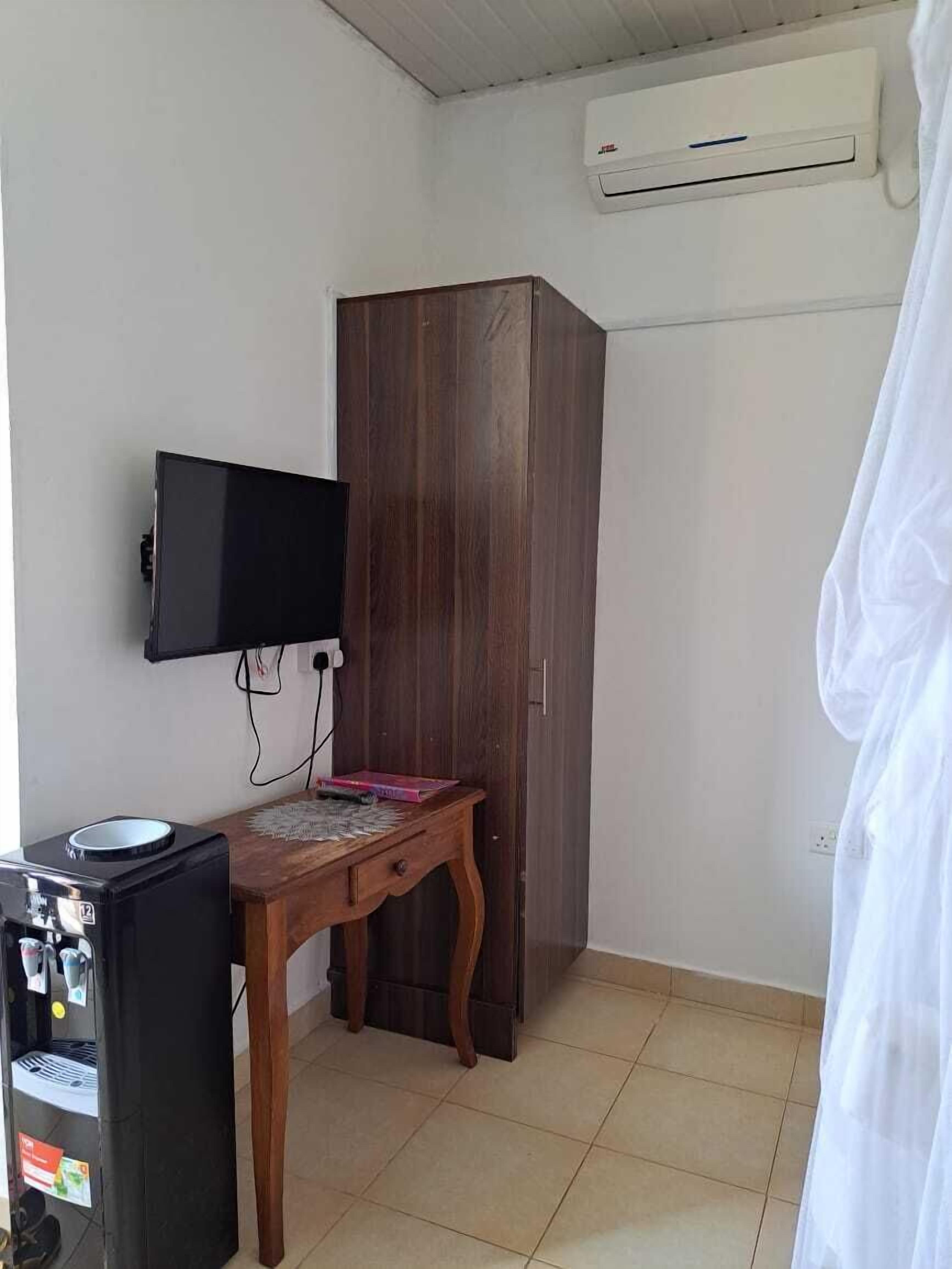 Deluxe Studio Suite | Living area | 24-inch Smart TV with digital channels