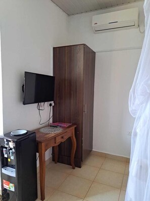 Suite estudio Deluxe | Zona de estar | Smart TV de 24 pulgadas con canales digitales