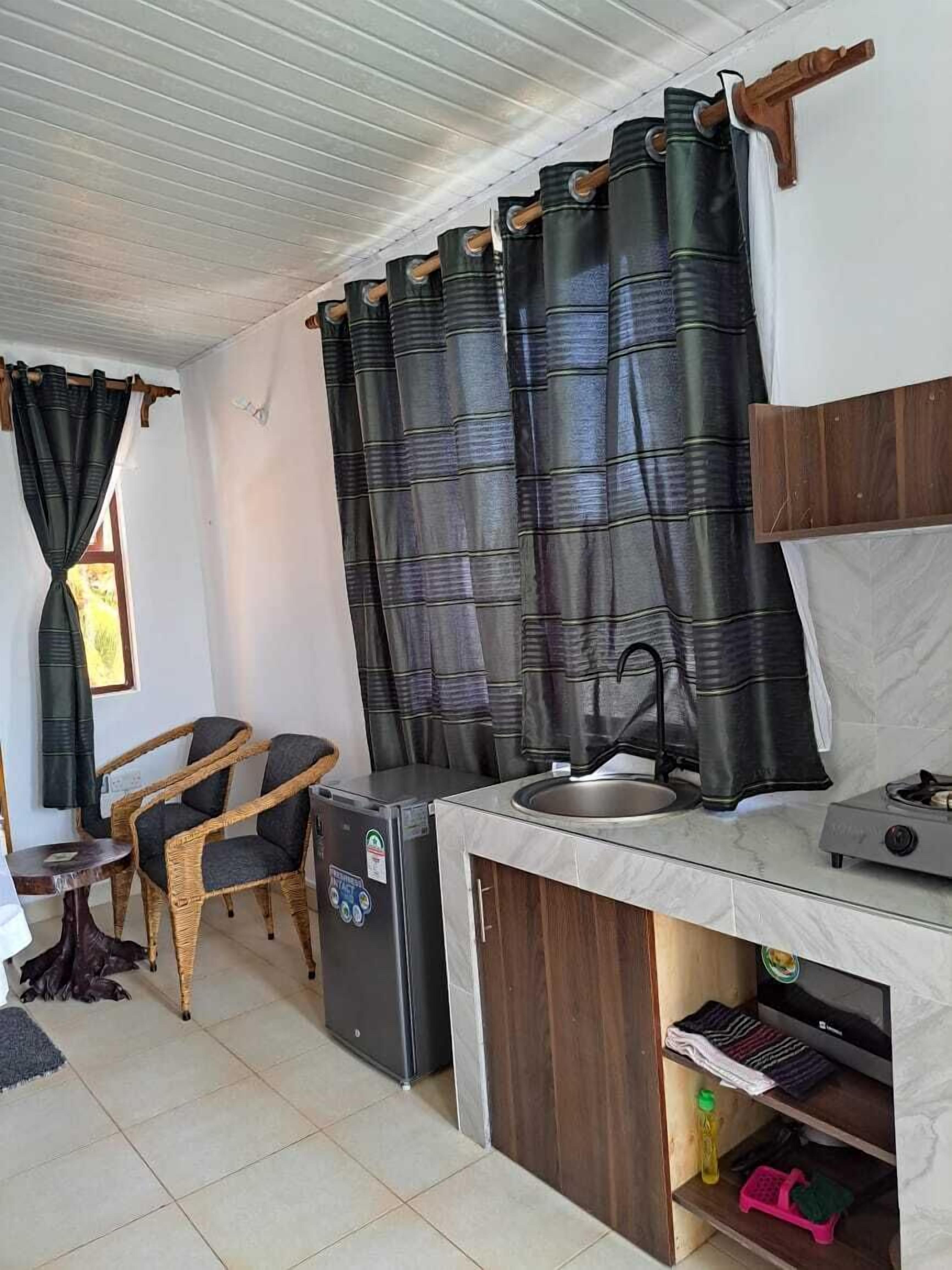Deluxe Studio Suite | Private kitchen | Mini-fridge, microwave, cookware/dishes/utensils