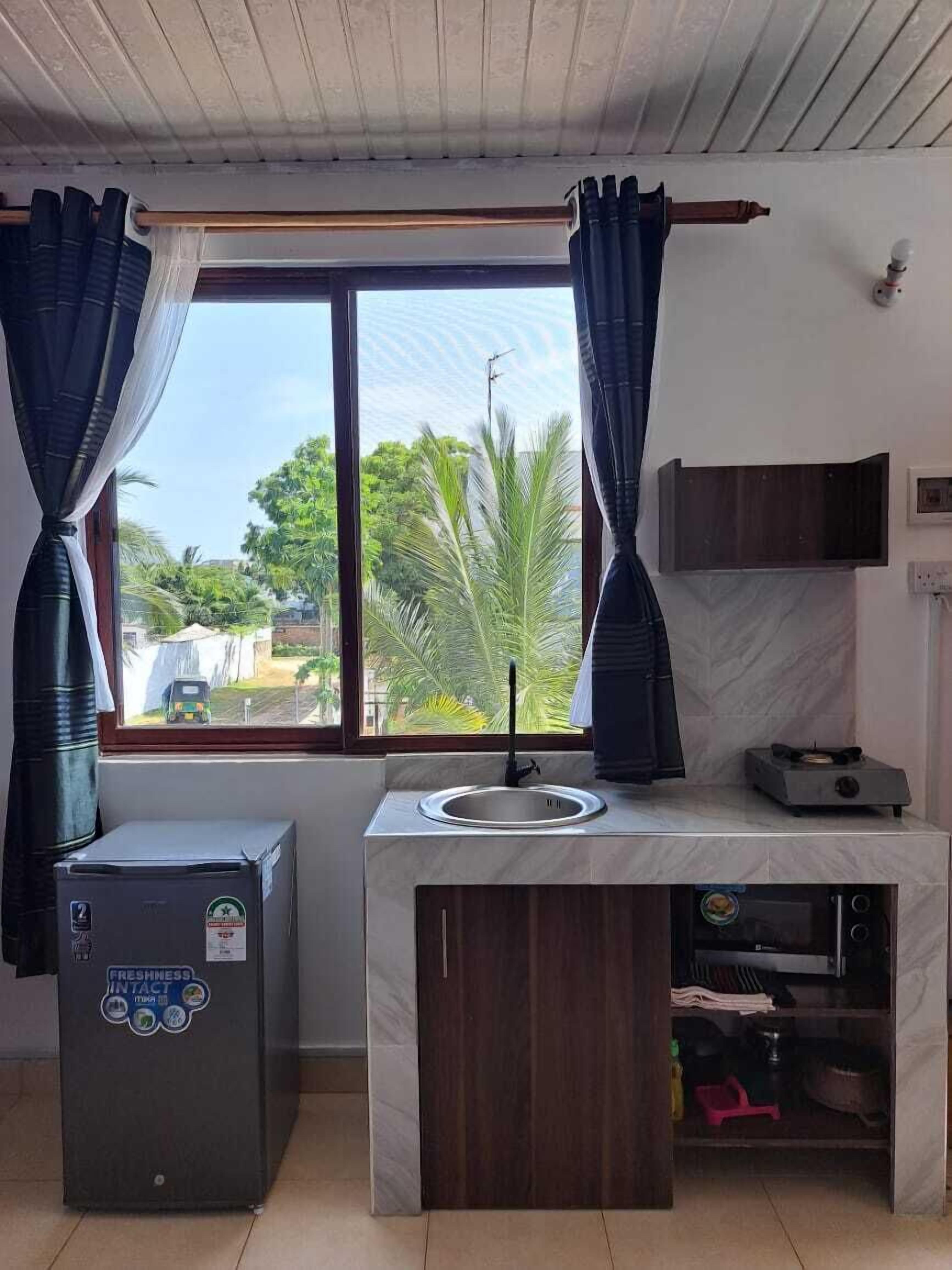 Deluxe Studio Suite | Private kitchen | Mini-fridge, microwave, cookware/dishes/utensils