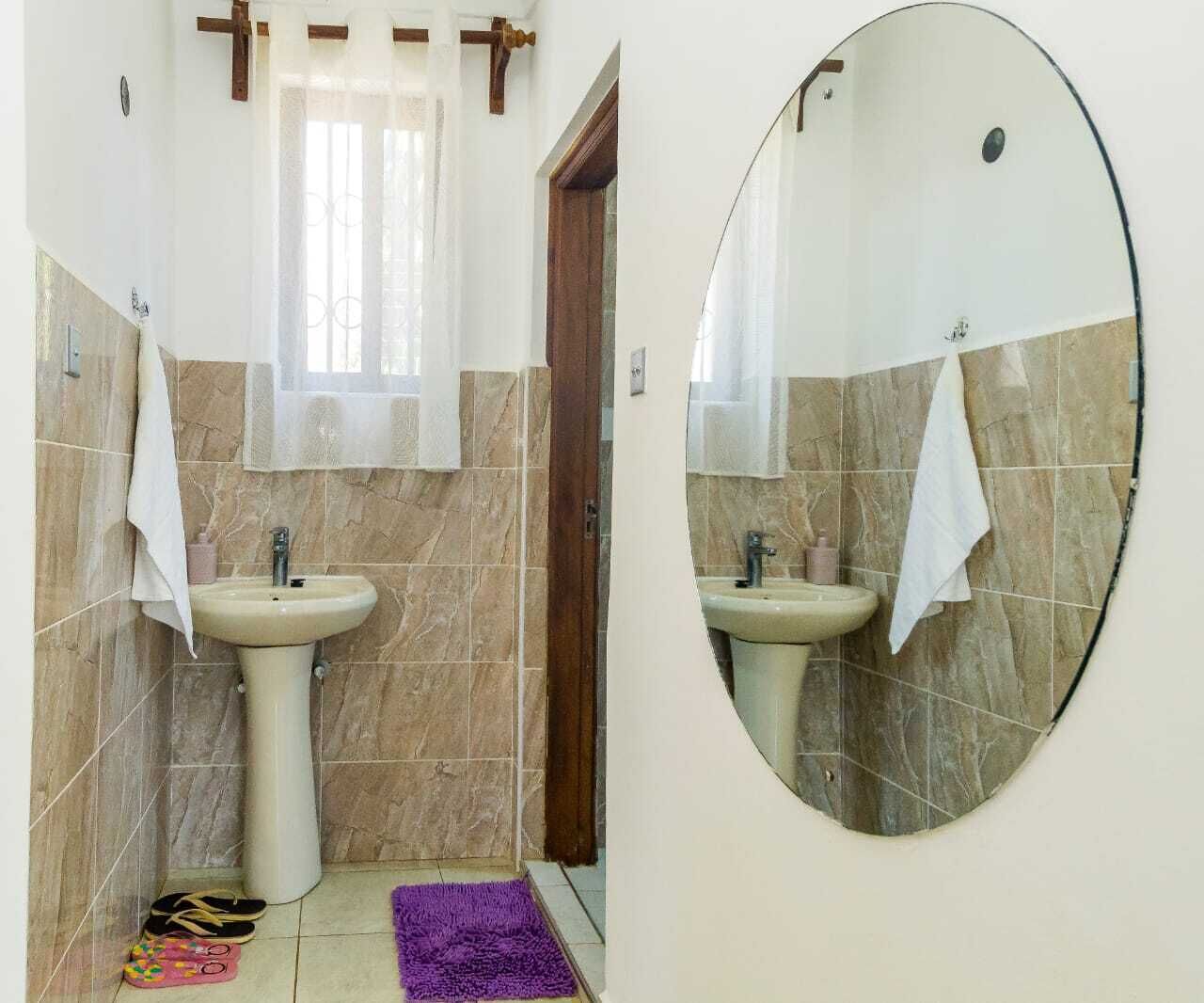 Deluxe Apartment | Bathroom | Shower, slippers, towels, soap