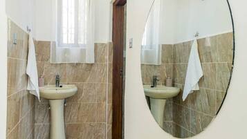 Deluxe Apartment | Bathroom | Shower, slippers, towels, soap