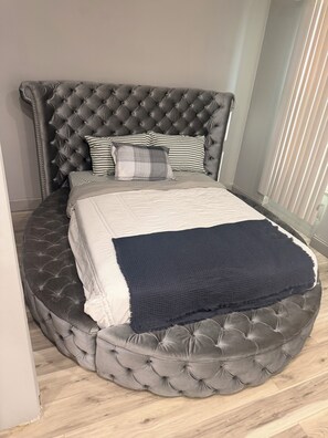Tabla de planchar con plancha, wifi y ropa de cama 