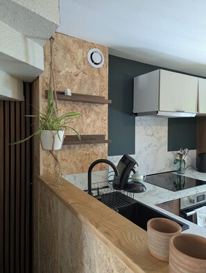 Private kitchen - Les Chapeliers, at the foot of the Château Comtal de Foix, in the heart of Ariège (Foix)