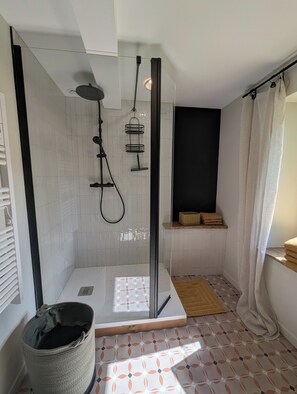 Shower, hair dryer, towels, soap - Les Chapeliers, at the foot of the Château Comtal de Foix, in the heart of Ariège (Foix)