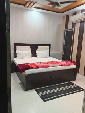 Free WiFi, bed sheets - Hotel Shree Sanwaliya Inn (Ayodhya)
