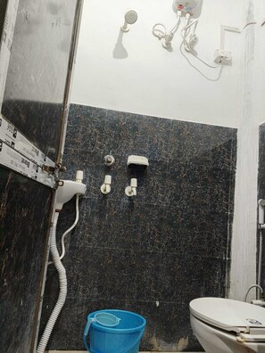 Shower, soap, shampoo - Hotel Shree Sanwaliya Inn (Ayodhya)