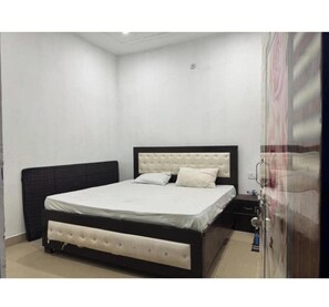 Standard Room | Free WiFi, bed sheets - Hotel Shree Sanwaliya Inn (Ayodhya)