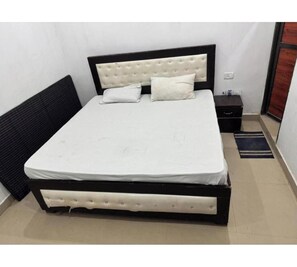 Standard Room | Free WiFi, bed sheets - Hotel Shree Sanwaliya Inn (Ayodhya)