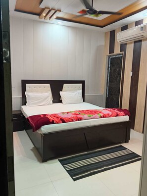 Deluxe Room | Free WiFi, bed sheets - Hotel Shree Sanwaliya Inn (Ayodhya)