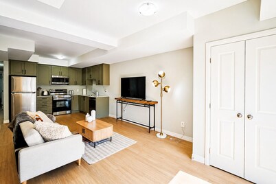 Bright Modern 2BR 2BA · Free Parking · Walk to Trails · Near Conestoga College