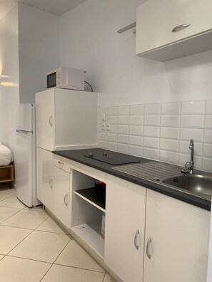 Fridge, microwave, stovetop, toaster - Nice appartement with garden, near beach (Schœlcher)