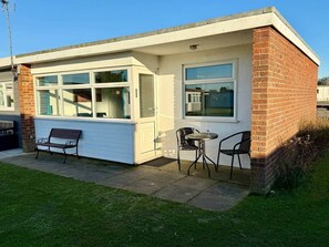 Outdoor dining - 2 Bedroom Luxury Chalet -  free swimming included (Great Yarmouth)