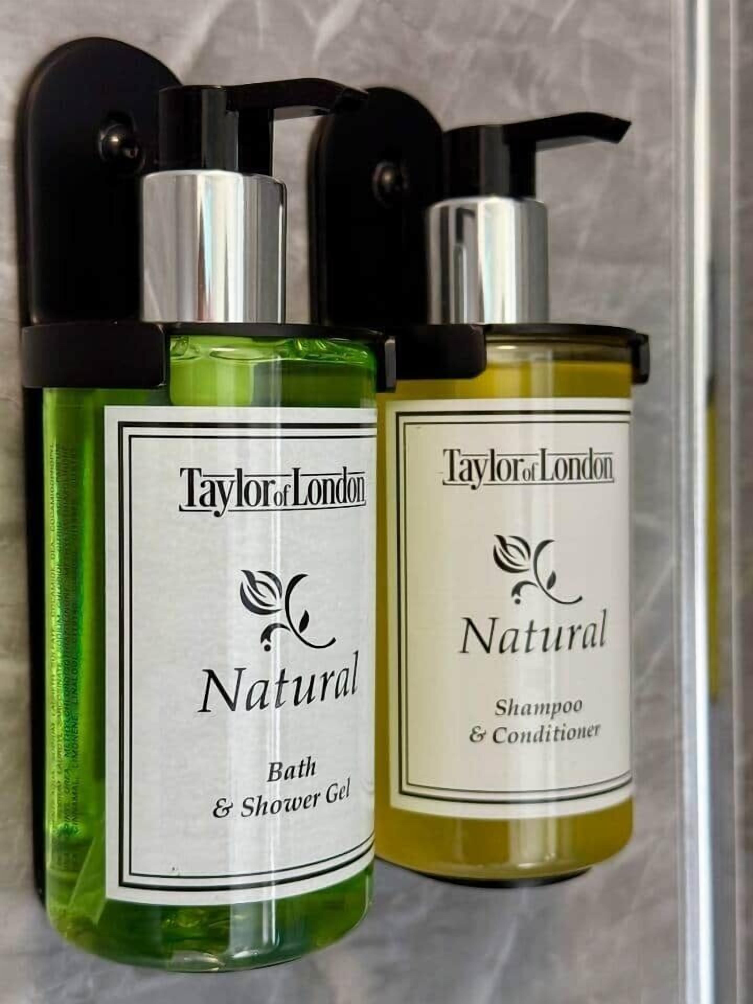 Due flaconi di Bagnodoccia e Shampoo e Balsamo di Taylor of London, linea Natural.