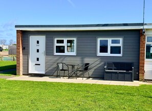 Terrace/patio - 2 bedroom luxury Scratby chalet - free swimming* (Great Yarmouth)