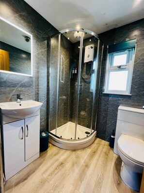 Dusche, Haartrockner, Handtücher, Seife