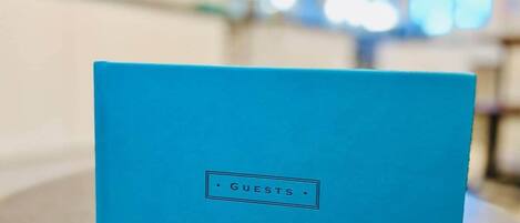 Une boîte bleue sur laquelle est écrit le mot « INVITÉS ».
