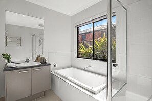 Apartment | Bathroom - Garden Retreat 4-bed House in Tarneit (Melbourne)